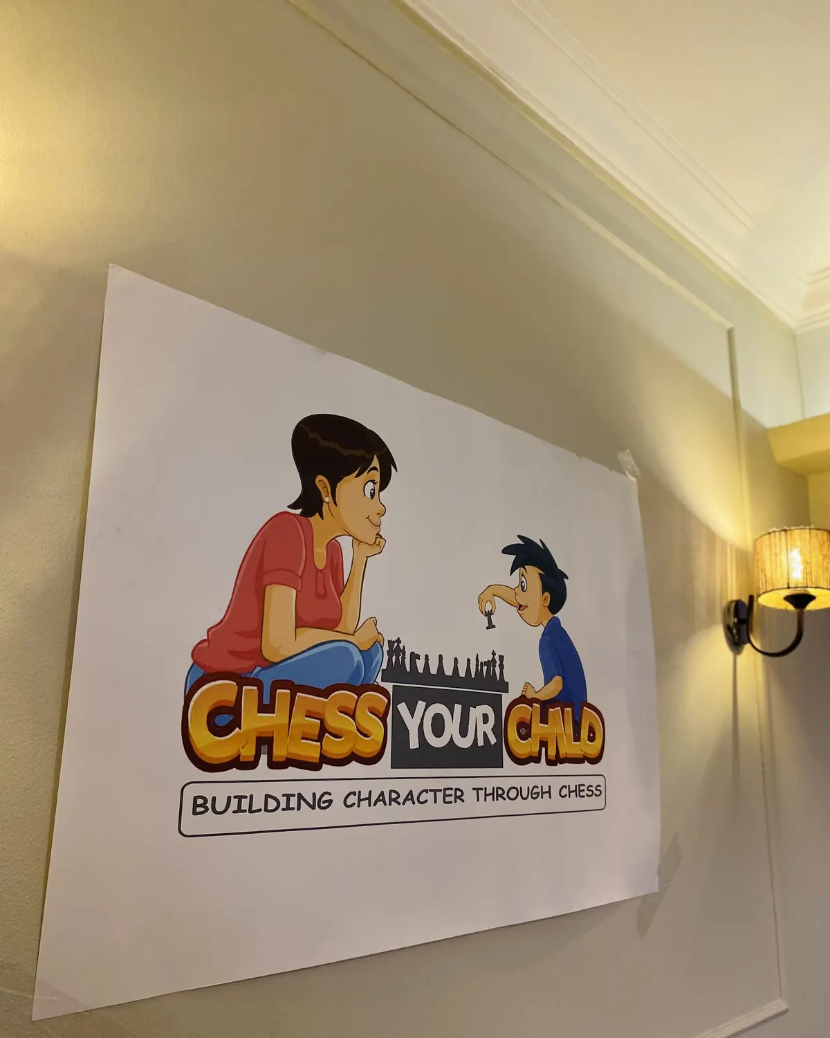 لافتة Chess Your Child داخل أحد الفروع