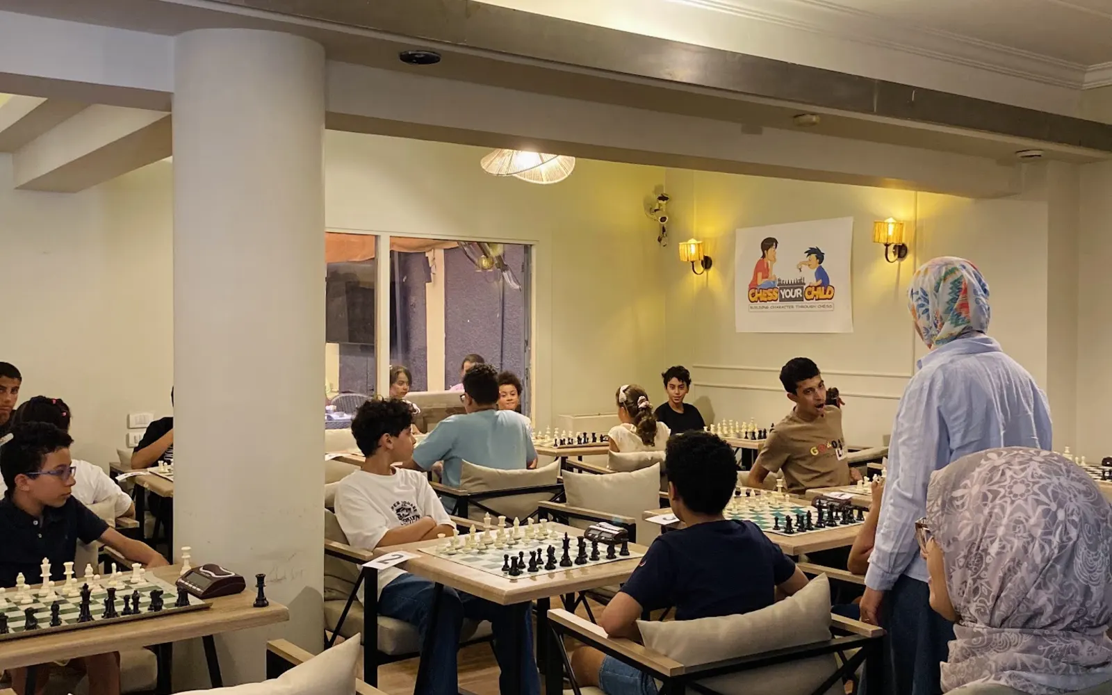 قاعة Chess Your Child وأطفال كتير بيتدربوا على رقع الشطرنج مع المدربين